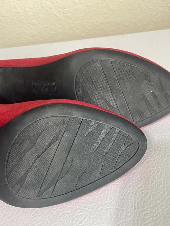 Anne Klein Red Suede
Pointed-Toe Pumps With Floral Decoration. Good Condition. - Picture 8 of 10